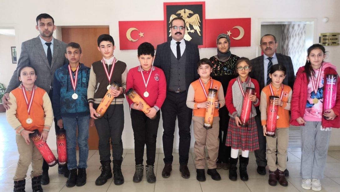 Sayın Kaymakamımız Halil DALAK Akıl ve Zeka Oyunları İlçe Turnuvası Birincilerini Madalya ve Çeşitli Hediyelerle Ödüllendirdi