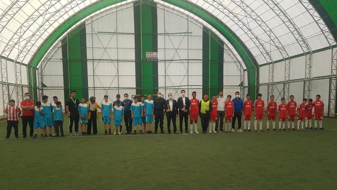 Ortaokullar Arası Futbol Turnuvasının Finalinde Kazanan Kale Vali Aydın Güçlü Ortaokulu Oldu