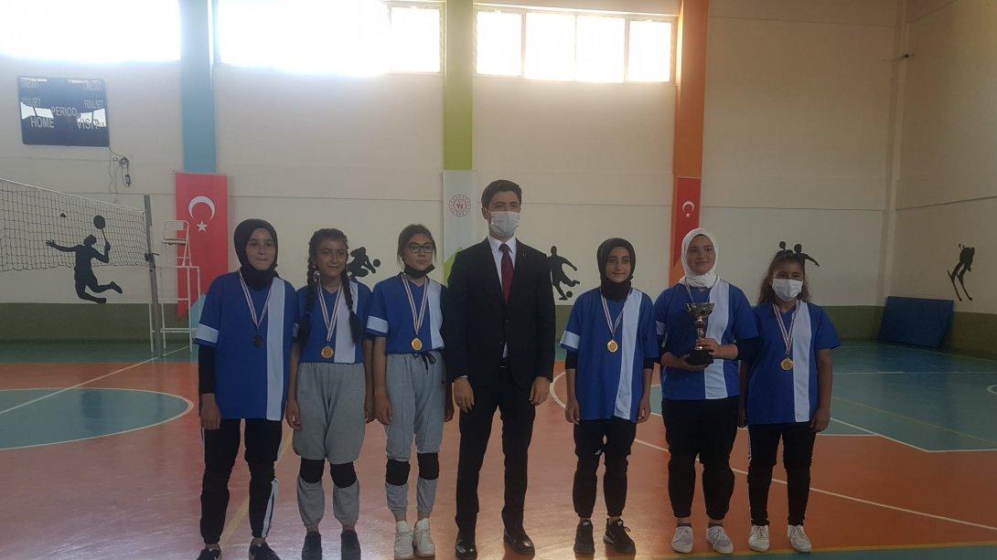 Ortaokullar Arası Kız Voleybol Turnuvasının Finalinde Kazanan Altınyayla İHO Oldu